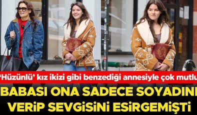 Ünlü babası ona soyadından başka bir şey vermemişti… ‘Hüzünlü’ kız ikizi gibi benzediği annesiyle büyüyüp yetişkinliğe adım attı