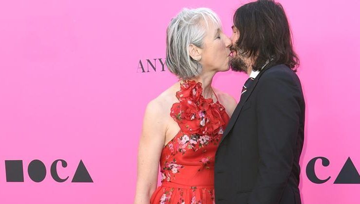 Yatakta birbirimize bakıp gülüyoruz….Öpüşürken bile gözler tamamen açık!