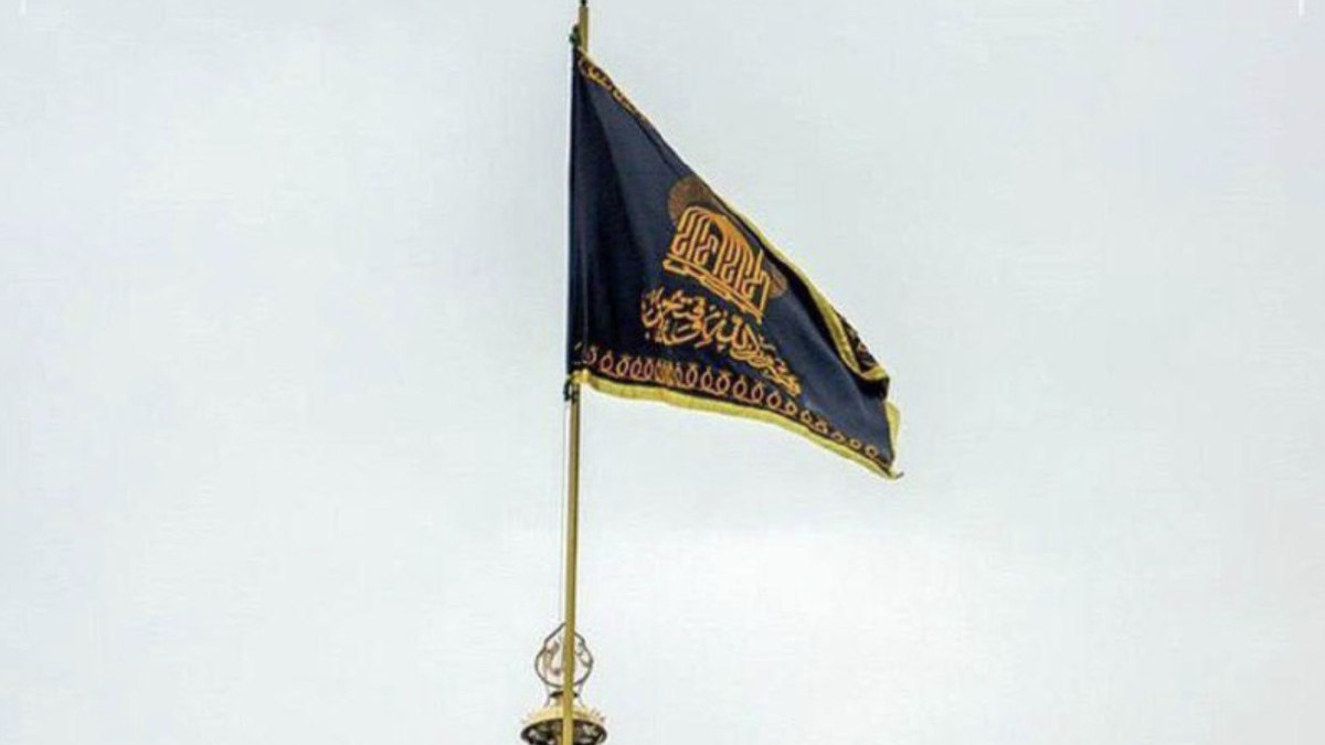 İran’da Nasrallah suikastının ardından göndere siyah sancak çekildi