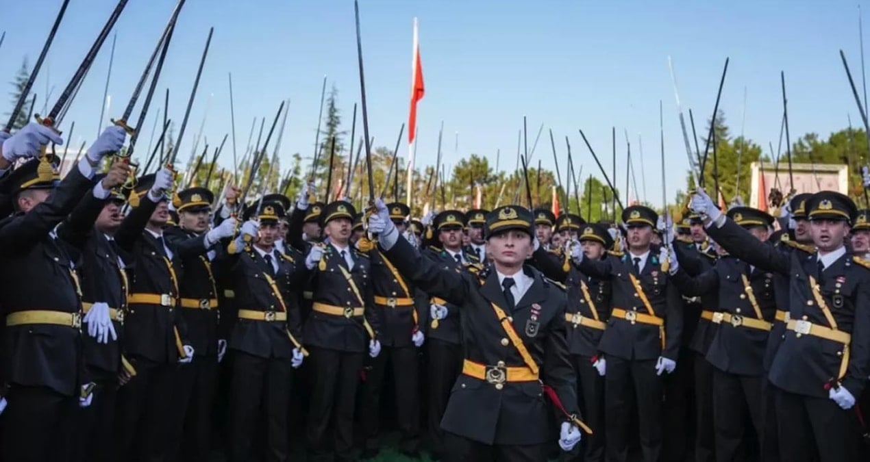 Atatürkçü Teğmenler ihraç edildi! Siyasilerden tepki yağıyor