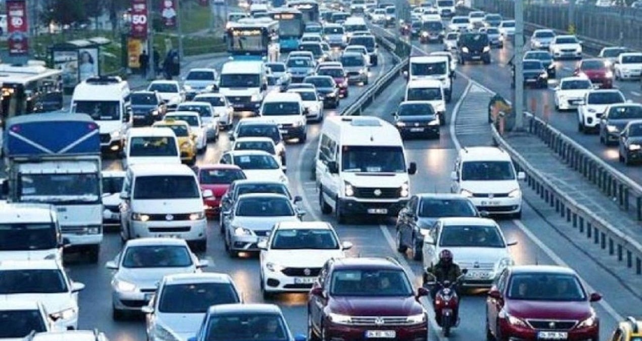 Kaza üstüne kaza! İstanbul’da trafik 3 noktadan kilitlendi