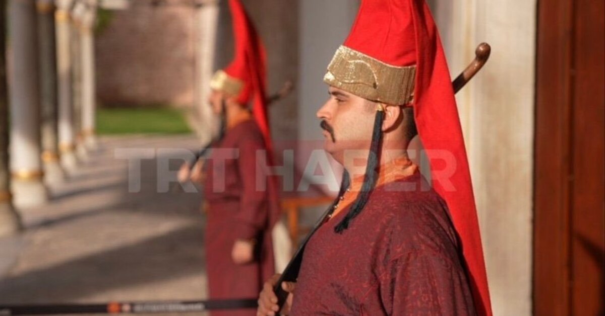 Topkapı Sarayı’nda görevli jandarmalar nöbetlerini Silahtar kıyafeti ile tutmaya başladı