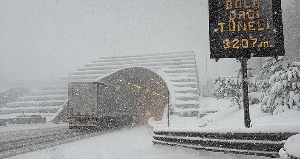 Bolu Dağı’nda kar etkisini artırdı, Ankara istikameti ulaşıma kapandı