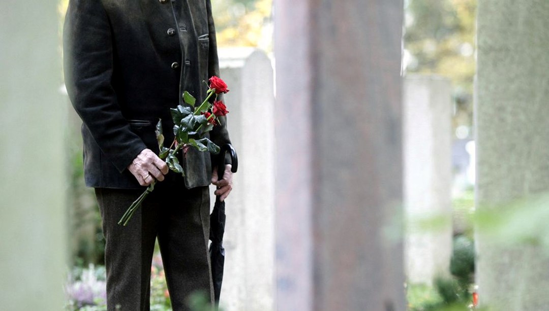 Mezar taşında QR kod gizemi: Polis akıl almaz gerçeği açıkladı