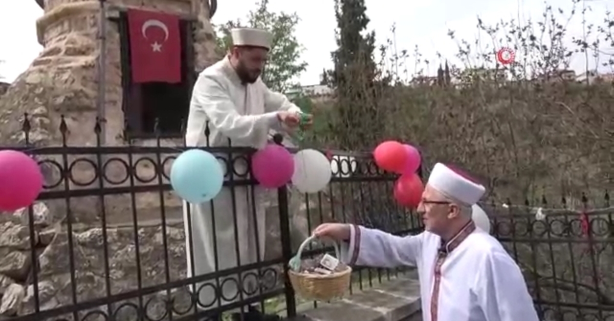 Bilecik’de asırlık Osmanlı geleneği: Minareden çocuklara “şeker sallandırma”