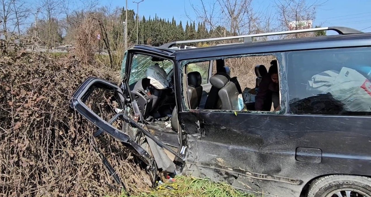 Minibüs ve otobüs çarpıştı: 5’i çocuk 10 yaralı