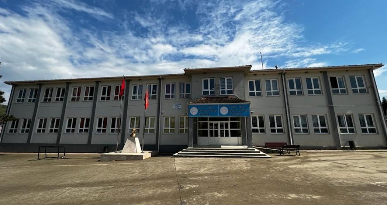 Öğrenciler de okuldaydı! Müdür odasında bıçaklandı