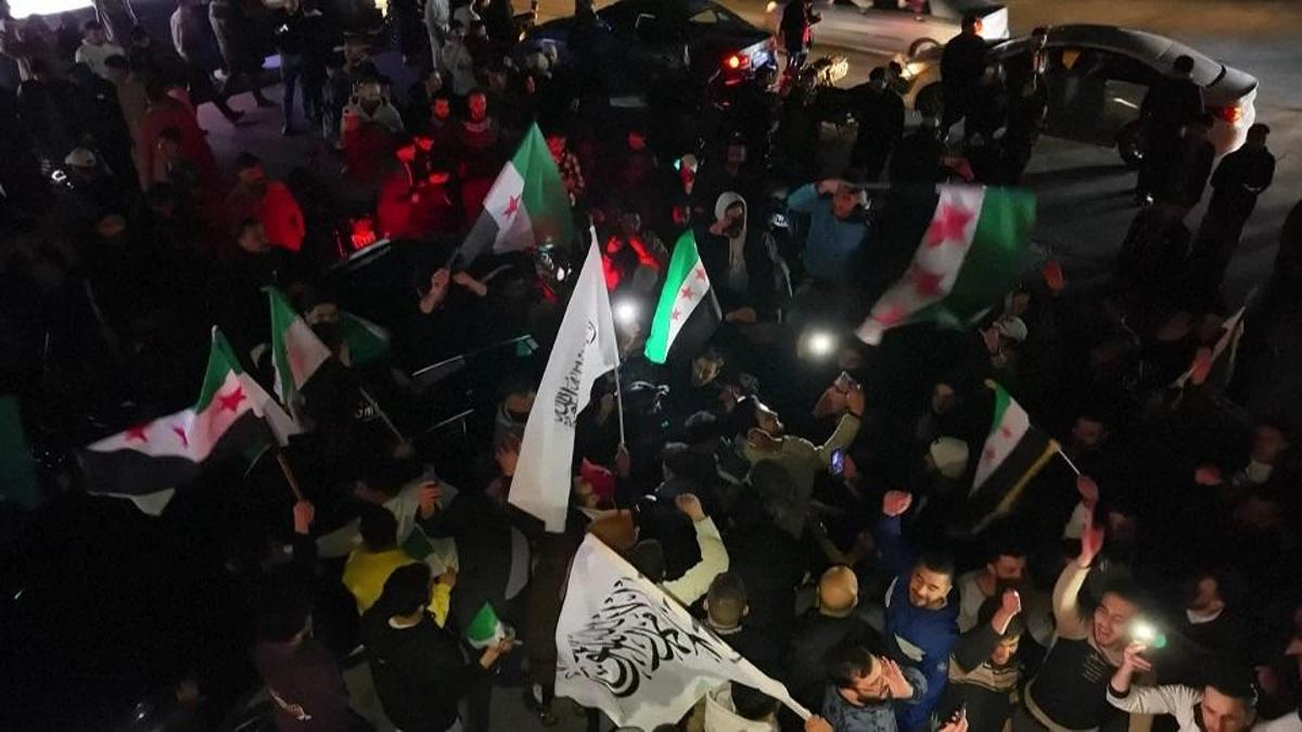 Şam’da ”birlik” kutlaması: Binlerce kişi sokaklarda!