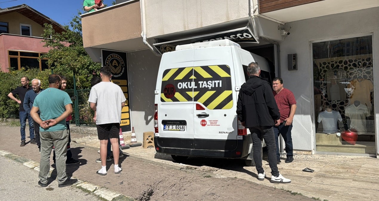 Karabük panik anları! Öğrenci servisi iş yerine daldı